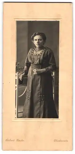 Fotografie Richard Bassler, Oberoderwitz, Frau im Kleid mit Halskette