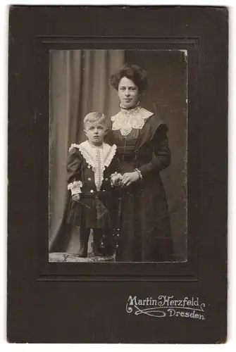 Fotografie Martin Herzfeld, Dresden, Mutter mit Sohn in eleganter Sonntagsbekleidung