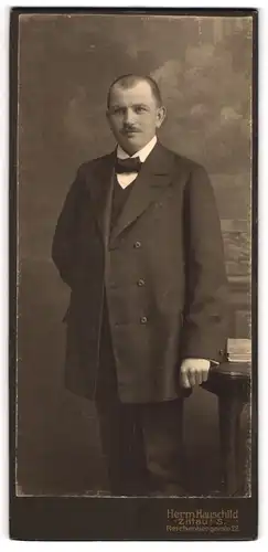Fotografie Herm. Hauschild, Zittau i. S., Mann im Anzug mit dunkler Fliege und kurzen Haaren
