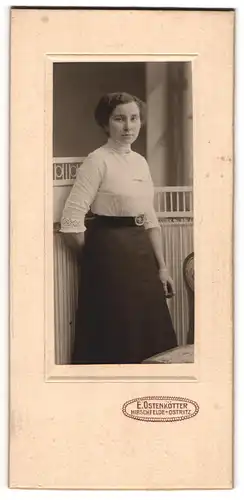 Fotografie E. Ostenkötter, Hirschfelde, Junge Frau in weisser Bluse mit dunklem Rock
