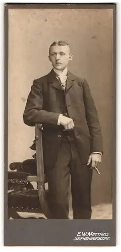 Fotografie E. W. Matthias, Seifhennersdorf, Junger Mann im Anzug mit weisser Krawatte