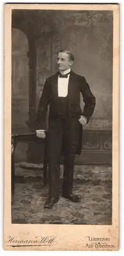 Fotografie Hermann Witt, Lübbenau, Junger Mann im Anzug mit Scheitel