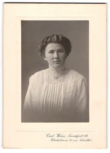 Fotografie Carl Weiss, Frankfurt am Main, Frau im weissen Kleid mit Locken