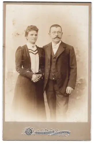 Fotografie R. Eder, Kempten, Portrait bürgerliches Paar in zeitgenössischer Kleidung