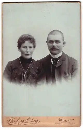 Fotografie Fischer & Ludwig, Leipzig, Portrait bürgerliches Paar in zeitgenössischer Kleidung