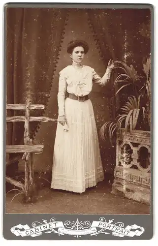 Fotografie Cabinet-Portrait, Ort unbekannt, Portrait junge Dame in hübscher Kleidung am Vorhang