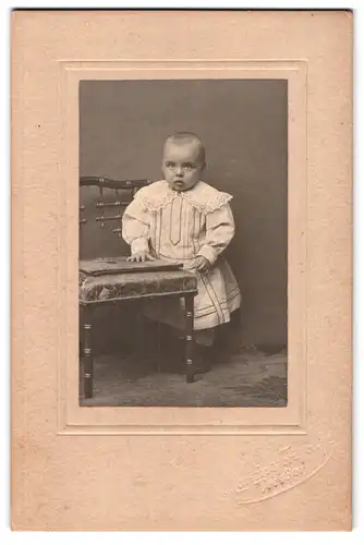 Fotografie MartinHerzfeld, Dresden, Portrait niedliches Kleinkind im hübschen Kleid mit Mappe an Stuhl gelehnt