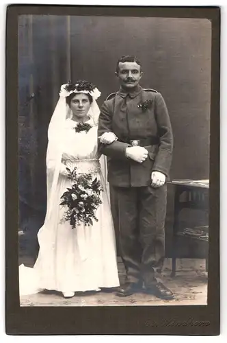 Fotografie A. Windhorn, Barsinghausen, Portrait Soldat in Uniform mit Frau bei seiner Hochzeit