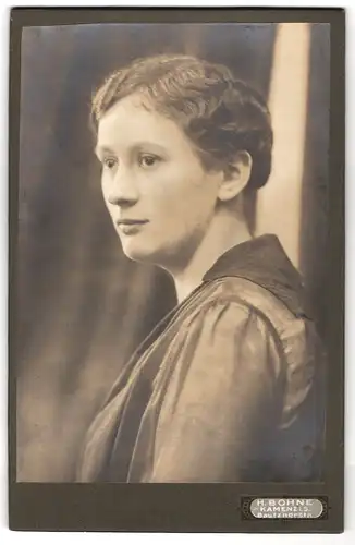 Fotografie H. Bohne, Kamenz i. S., Portrait bürgerliche Dame in zeitgenössischer Kleidung