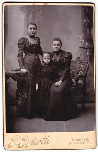 Fotografie P. Barth, Elberfeld, Portrait zwei junge Damen und Mädchen in hübschen Kleidern