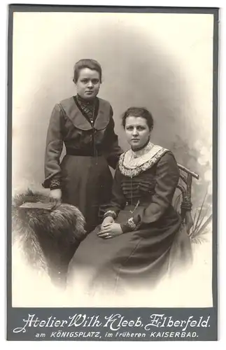 Fotografie Wilh. Kleeb, Elberfeld, Portrait zwei junge hübsche Damen in eleganten Kleidern