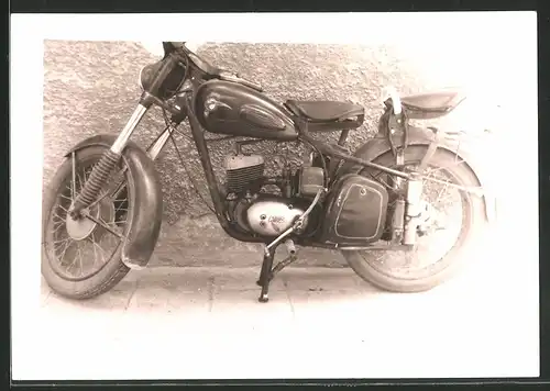 Fotografie Motorrad MZ-RT 125, Krad an Hauswand lehnend