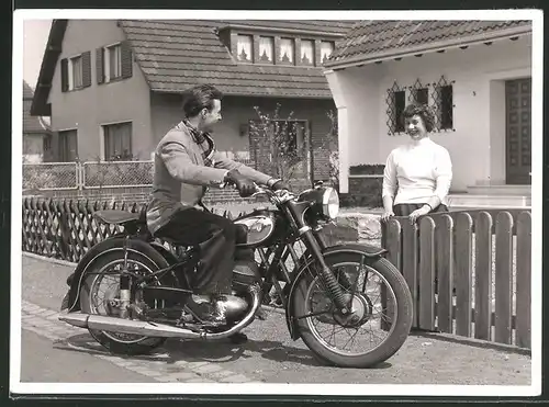 Fotografie Motorrad DKW, hübsche Hausfrau & Fahrer auf Krad