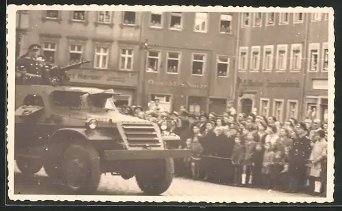 Fotografie Schützenpanzerwagen 152 (SPW-152) der NVA bei einer Parade