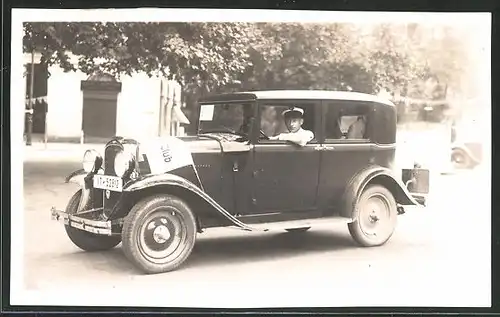 Foto-AK Stolzer Eigentümer im Opel Automobil