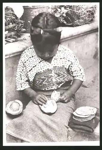 Fotografie Junge Inderin mit Avocado und Maiskuchen