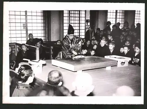 Fotografie Japanische Zeremonie - Kochvorführung eines Priesters mit Fisch