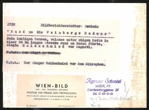 Fotografie Ansicht Baden /Niederösterreich, Radrennen Rund um die Weinberge - Sieger Goldschmied vor Mikrophon