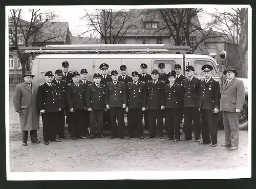 Fotografie Feuerwehr mit Löschwagen, 1957