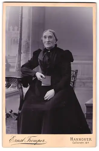 Fotografie Ernst Tremper, Hannover, Portrait ältere Dame im schwarzen Kleid mit Buch