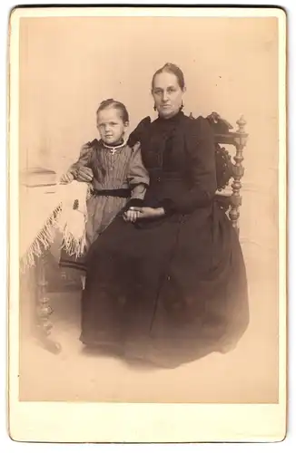 Fotografie unbekannter Fotograf und Ort, Portrait bürgerliche Dame mit kleinem Mädchen an der Hand