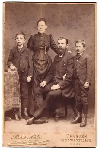 Fotografie H. Ranft, Dresden, Portrait bürgerliches Paar mit zwei Söhnen