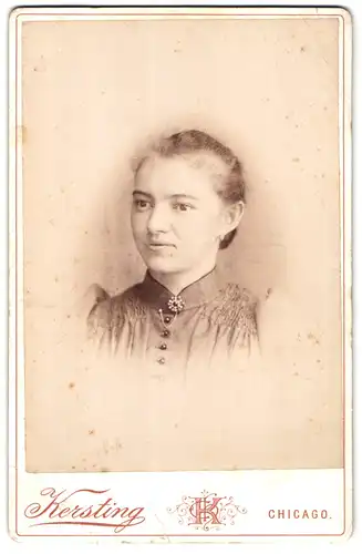 Fotografie H. C. Kersting, Chicago, Ills., Portrait junge Dame mit Kragenbrosche