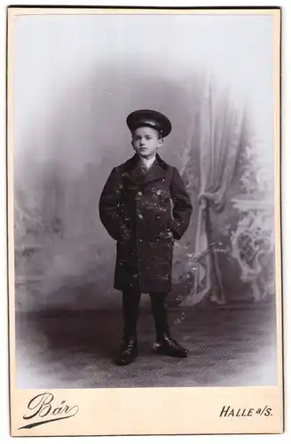 Fotografie M. Bär, Halle a / S., Portrait kleiner Junge im Mantel mit Mütze