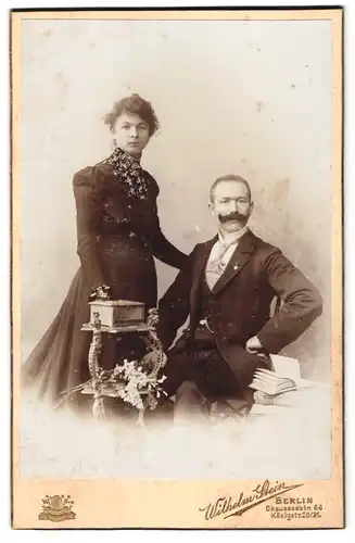 Fotografie Wilhelm Stein, Berlin, Portrait bürgerliches Paar in zeitgenössischer Kleidung