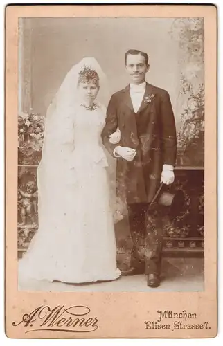 Fotografie Adalbert Werner, München, Portrait bürgerliches Paar in Hochzeitskleidung mit Schleier