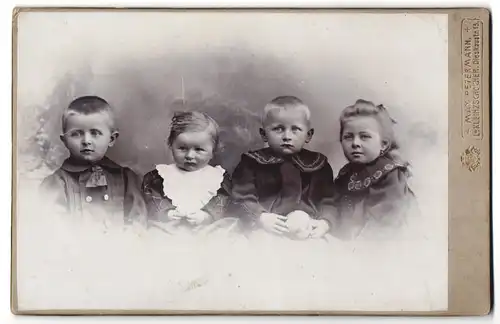 Fotografie Max Petermann, Leipzig-Kl. Zschocher, Portrait zwei Jungen und zwei Mädchen in hübscher Kleidung