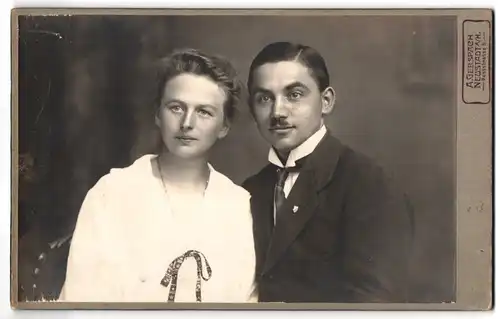 Fotografie A. Gerspach, Neustadt a / H., Portrait junges Paar in zeitgenössischer Kleidung