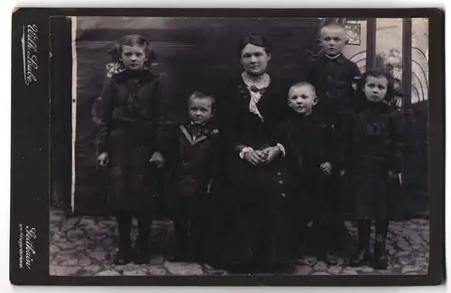 Fotografie Wilh. Leube, Geithain, Portrait bürgerliche Dame mit drei Jungen und zwei Mädchen