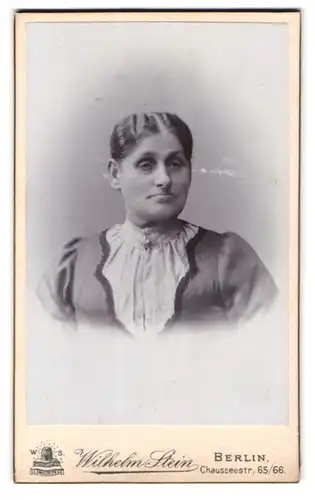 Fotografie Wilhelm Stein, Berlin, Portrait bürgerliche Dame mit zurückgebundenem Haar