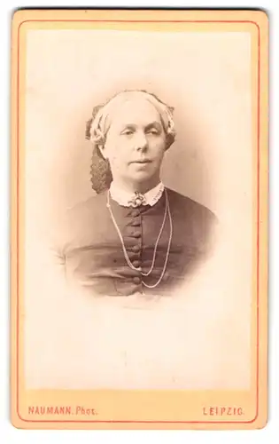 Fotografie Naumann, Leipzig, Portrait bürgerliche Dame mit Haube und Kragenbrosche