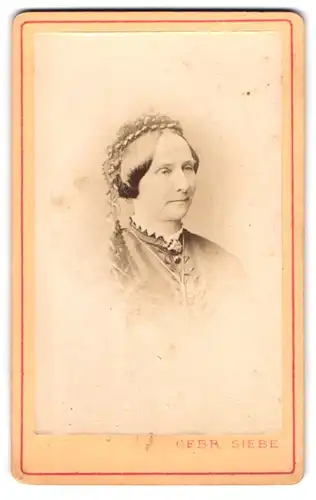 Fotografie Gebr. Siebe, Leipzig, Portrait bürgerliche Dame mit Haube und Kragenbrosche