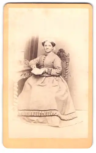 Fotografie Heinrich Bach, Oschatz, Portrait bürgerliche Dame mit und Buch am Schreibtisch sitzend