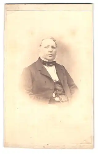 Fotografie H. W. Maas, Frankfurt a / M., Portrait stattlicher Herr mit Backenbart und Fliege