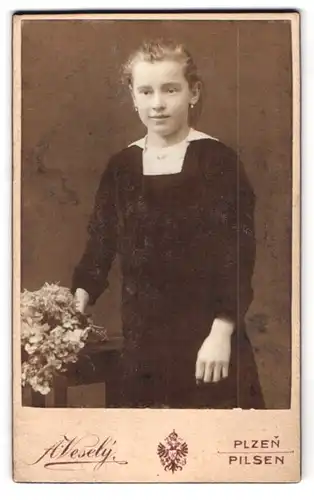 Fotografie A. Vesely, Pilsen, Portrait junges Mädchen im modischen Kleid mit Blumen
