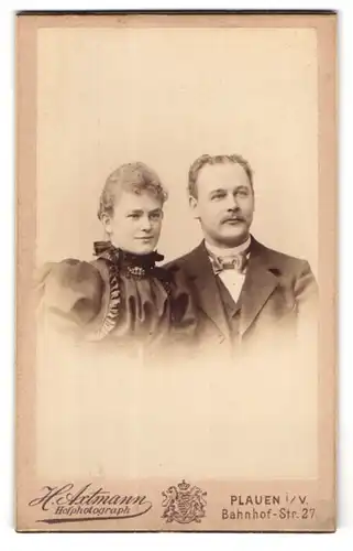 Fotografie H. Axtmann, Plauen i / V., Portrait bürgerliches Paar in eleganter Kleidung