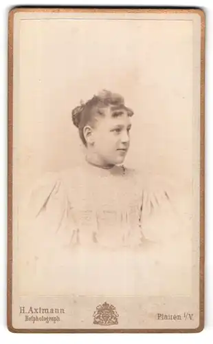 Fotografie H. Axtmann, Plauen i / V., Portrait junge Dame mit Dutt und Halskette