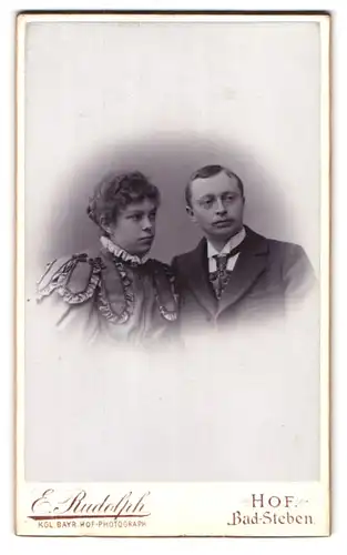 Fotografie E. Rudolph, Bad-Steben, Portrait bürgerliches Paar in zeitgenössischer Kleidung