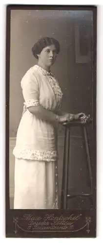 Fotografie Max Hentschel, Dresden-Löbtau, Portrait junge Dame in modischer Kleidung mit Blume