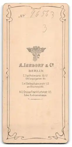 Fotografie A. Jandorf & Co., Berlin, Portrait kleines Mädchen im hübschen Kleid mit Halskette