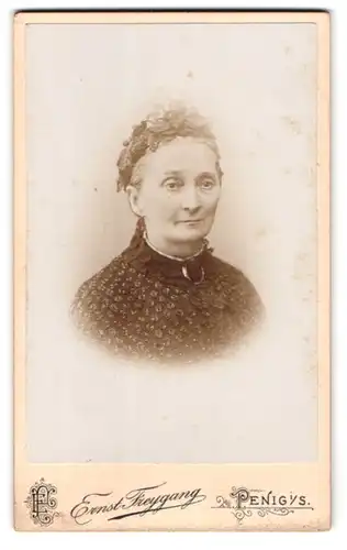 Fotografie Ernst Freygang, Penig, Portrait ältere Dame mit Haube und Kragenbrosche