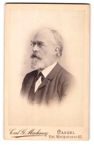 Fotografie Carl G. Machmar, Cassel, Portrait älterer Herr im Anzug mit Zwicker und Vollbart