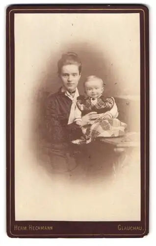 Fotografie Herm. Heckmann, Glauchau, Portrait bürgerliche Dame mit Kleinkind im Arm