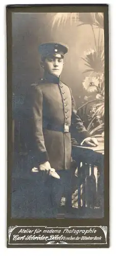 Fotografie Curt Schröder, Döbeln, Portrait Soldat in Uniform mit Schirmmütze und Handschuhen