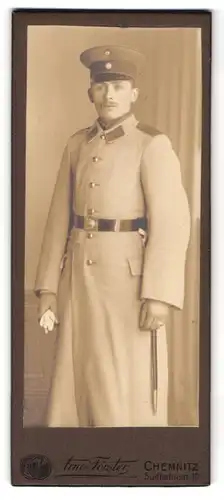 Fotografie Arno Förster, Chemnitz, Portrait Soldat im Uniformmantel mit Schirmmütze und Handschuhen