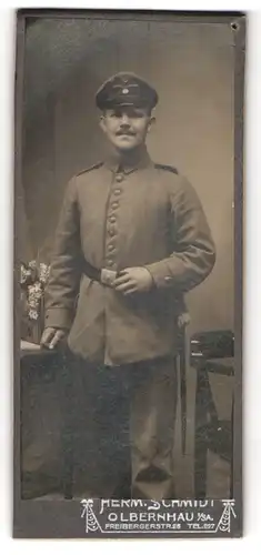 Fotografie Herm. Schmidt, Olbernhau i / Sa., Portrait Soldat in Uniform mit Schirmmütze